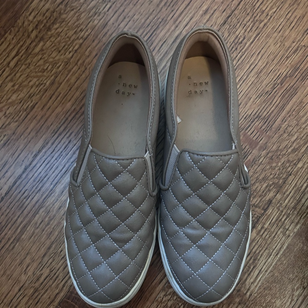 tan close toe shoes